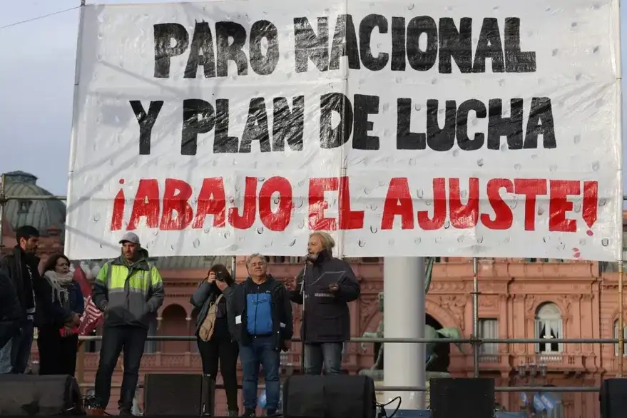 LA IZQUIERDA LLENÓ LA PLAZA DE MAYO Y RECLAMÓ CONTRA LAS MEDIDAS DE AJUSTE DEL GOBIERNO