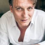 OLIVER MASUCCI: EL ACTOR ALEMÁN QUE BRILLÓ COMO HITLER Y ULRICH NIELSEN EN DARK