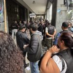 EL SINDICATO DE TELEVISIÓN MOVILIZÓ A LAS PUERTAS DE AZZ STREAM PARA RECLAMAR LA REGULACIÓN DE SUS TRABAJADORES: «ESTAMOS ACÁ. SALGA FLAVIO AZZARO»